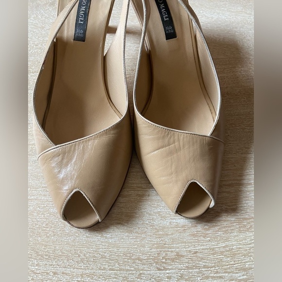 Bruno Magli Peep Toe Sling Back Classic Formal 2.5” Heel Shoes Cream / Tan 6.5 - Picture 5 of 10